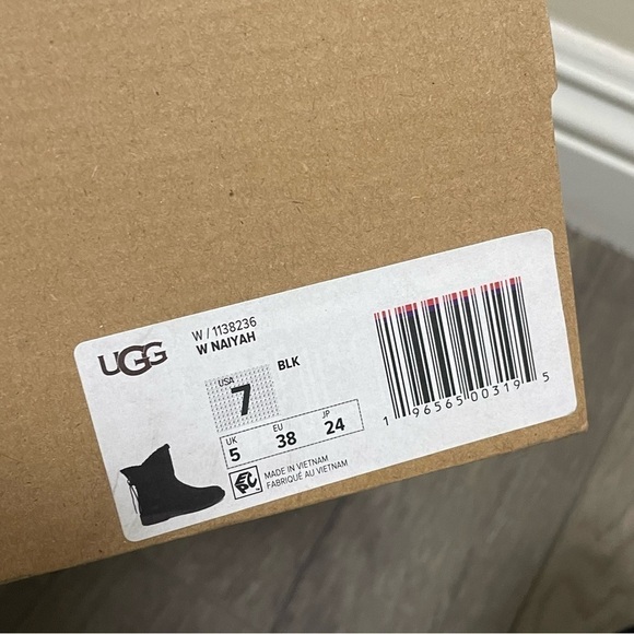 UGG Women's Naiyah Boot Black Size 7 NEW IN BOX - Picture 9 of 10